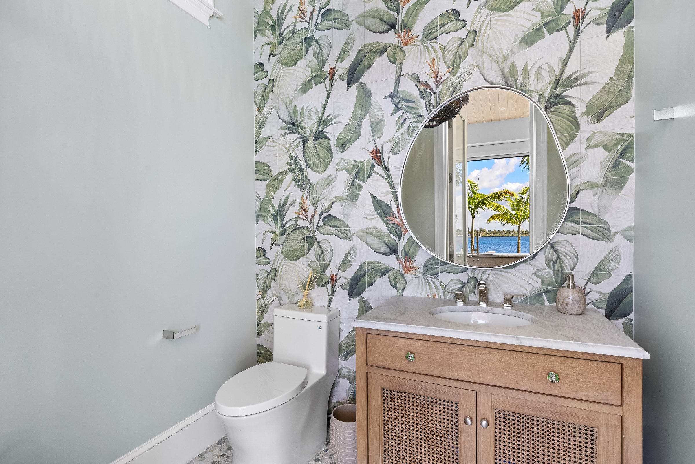Cabana bath in Lantana — built by Varga Homes